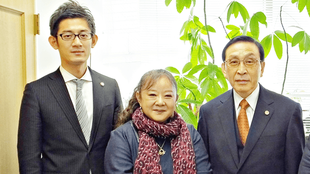 國田弁護士と佐橋弁護士と加藤なぎさの写真