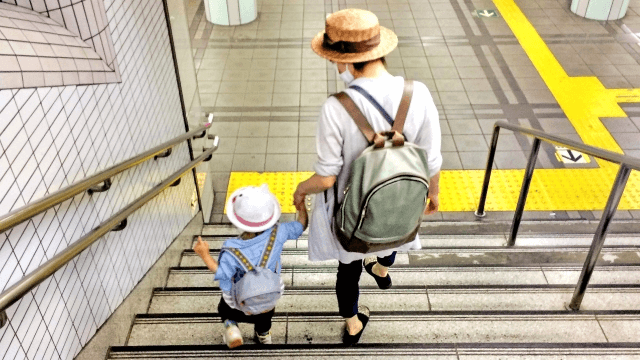 子供を連れている女性の写真