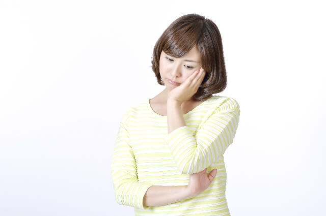 浮気に悩む女性の写真