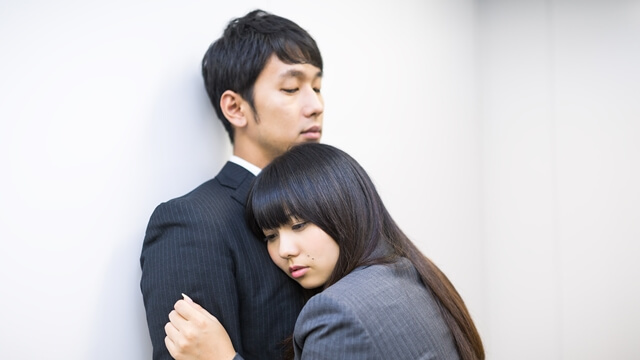 社内不倫の男性と女性の写真