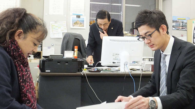 加藤なぎさ代表弁護士と佐橋弁護士との打ち合わせ風景