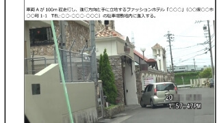 車両が建物敷地の入口へ進入する瞬間を捉えた証拠写真。対象車両の進行方向、建物の構造、周囲の環境が明確に写っており、岐阜県で多い“車での浮気”に対応する車尾行技術と、移動・出入りを必然的に記録する探偵調査の専門性を示す場面。