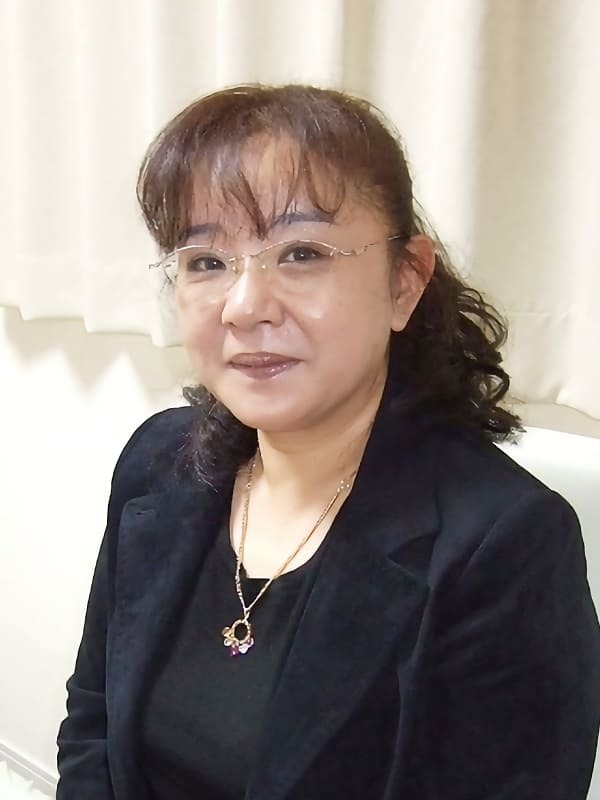 岐阜浮気調査相談室代表 加藤なぎさ。29年間、浮気調査専門の探偵として証拠取得から問題解決までお客様をサポートしています。