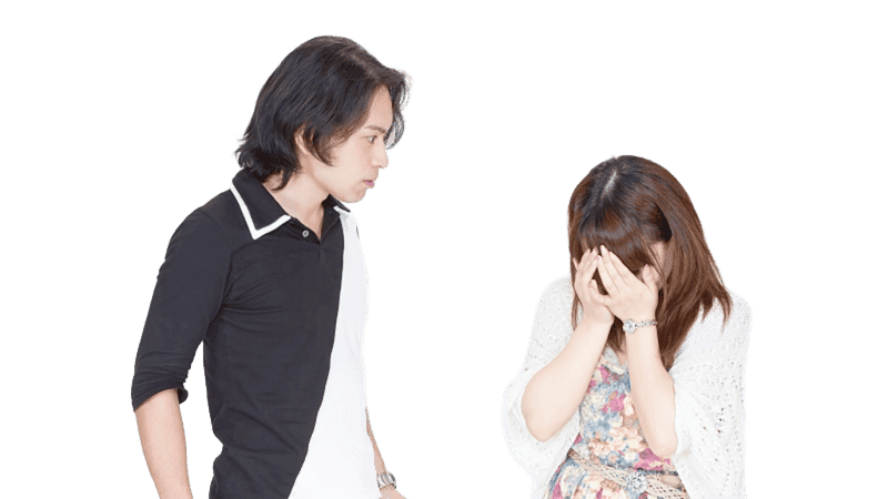 逆キレするご主人と泣いている奥様の写真
