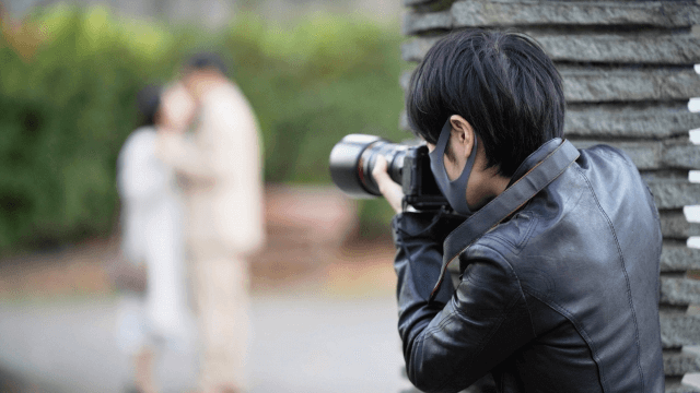 岐阜市の公園で浮気調査をしている探偵の写真