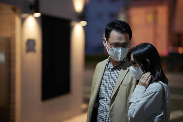 夜間、建物前で対象者2名が接触している様子を捉えた証拠写真。外灯に照らされた入口付近で対象者が立ち止まり会話しており、岐阜浮気調査相談室が得意とするラブホテル出入りの“入り口・滞在・退出”を確実に記録する高精度撮影技術を示す場面。