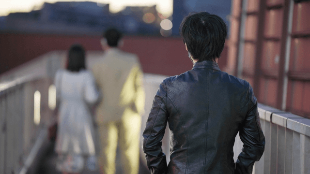 岐阜市内の歩道橋で浮気カップルを尾行している探偵の写真