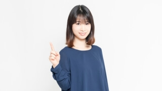 指を指す女性の写真