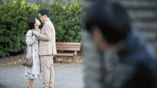 岐阜市の講演で浮気カップルを撮影している探偵の写真