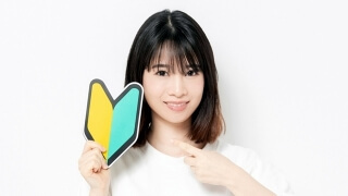初心者マークを持つ女性の写真