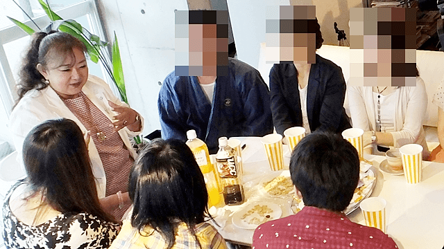 加藤なぎさとお客様による親睦会風景の写真