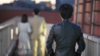 対象者の行動や周囲の状況を観察しながら、状況に応じて尾行・張り込み・撮影を行う浮気調査の様子