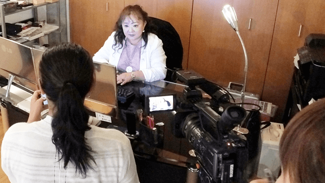 加藤なぎさのTV取材風景の写真